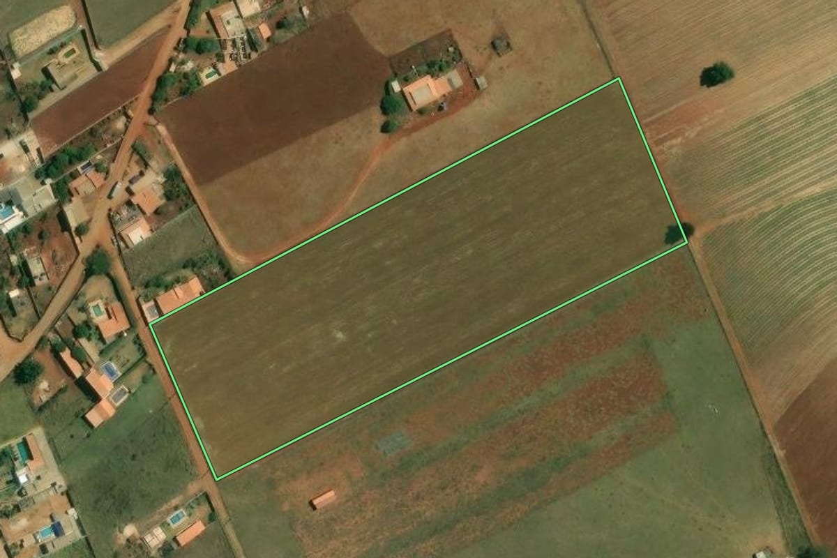 Imagem de satélite do imóvel rural em Boituva (SP), com o contorno declarado no CAR desenhado por cima.
