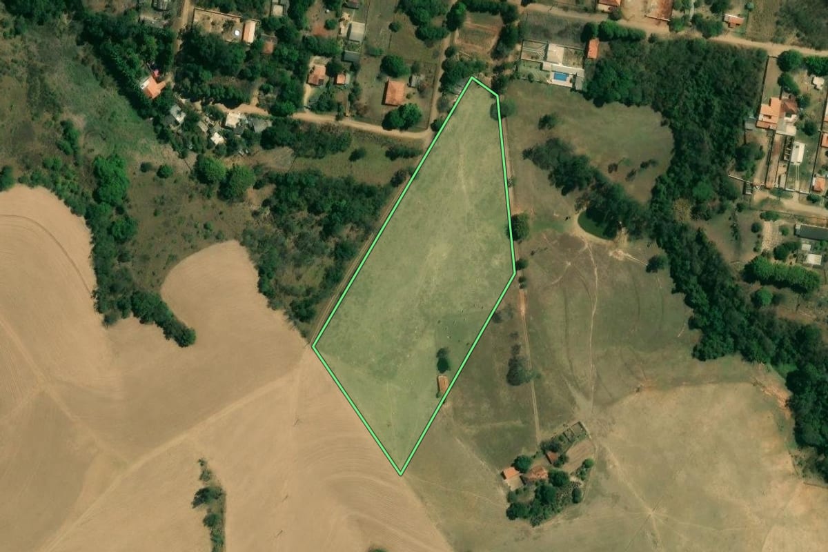 Imagem de satélite do imóvel rural em Boituva (SP), com o contorno declarado no CAR desenhado por cima.