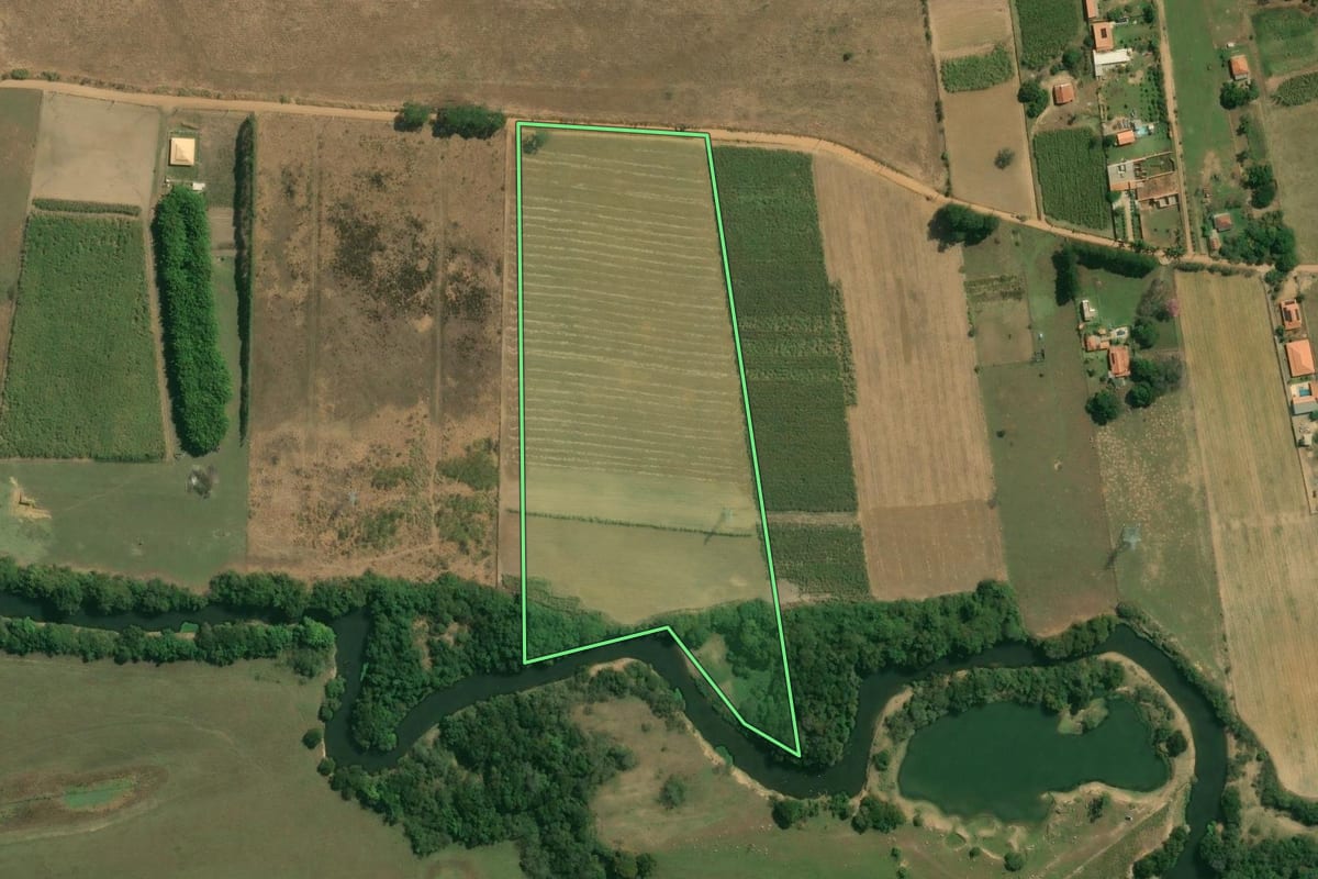 Imagem de satélite do imóvel rural em Boituva (SP), com o contorno declarado no CAR desenhado por cima.
