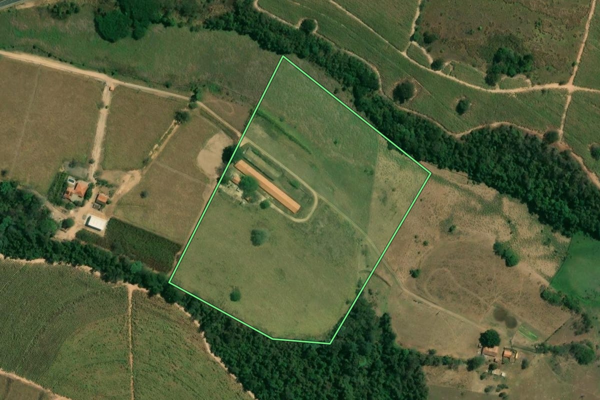 Imagem de satélite do imóvel rural em Boituva (SP), com o contorno declarado no CAR desenhado por cima.