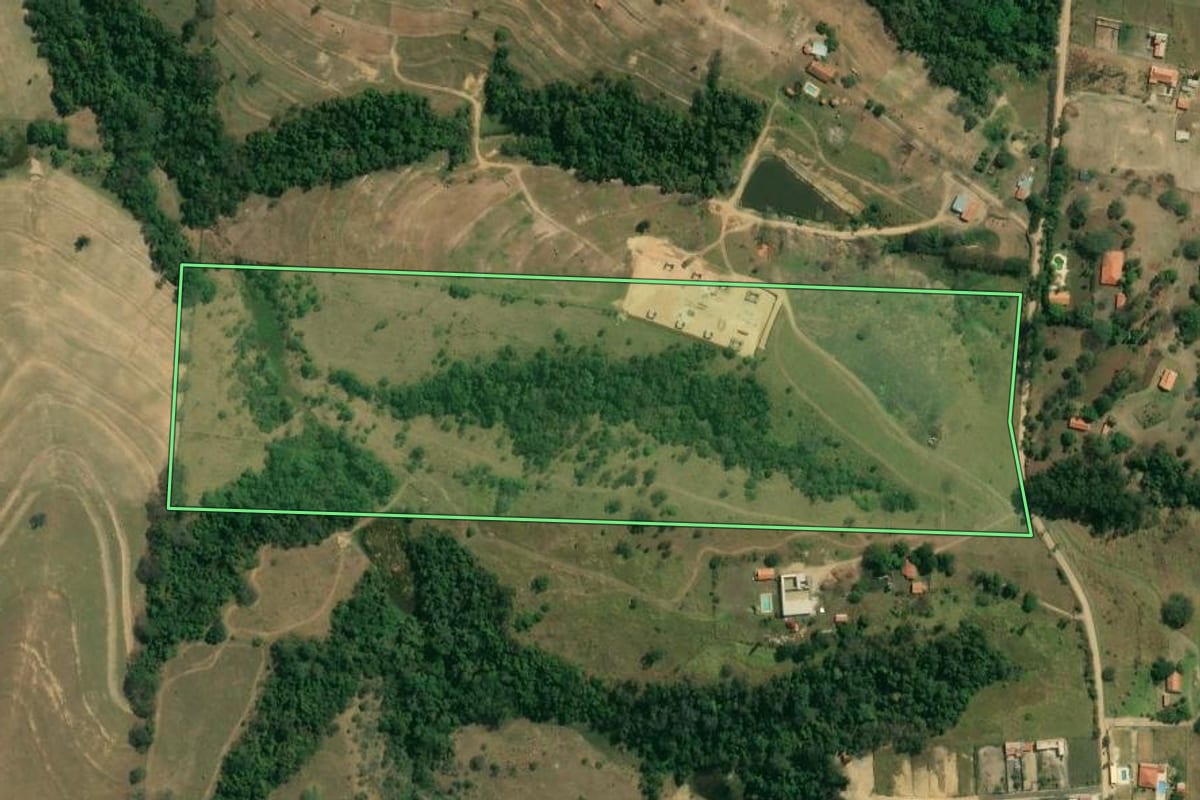Imagem de satélite do imóvel rural em Boituva (SP), com o contorno declarado no CAR desenhado por cima.