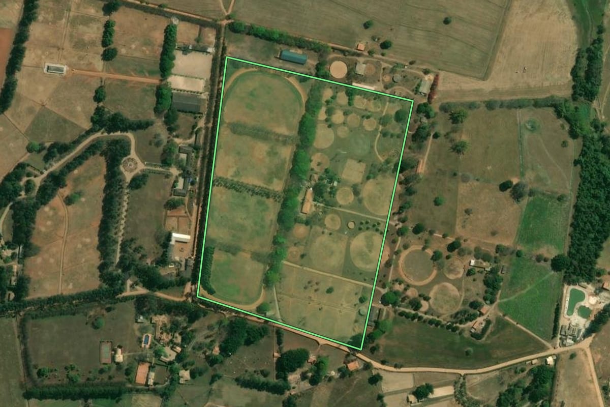 Imagem de satélite do imóvel rural em Boituva (SP), com o contorno declarado no CAR desenhado por cima.
