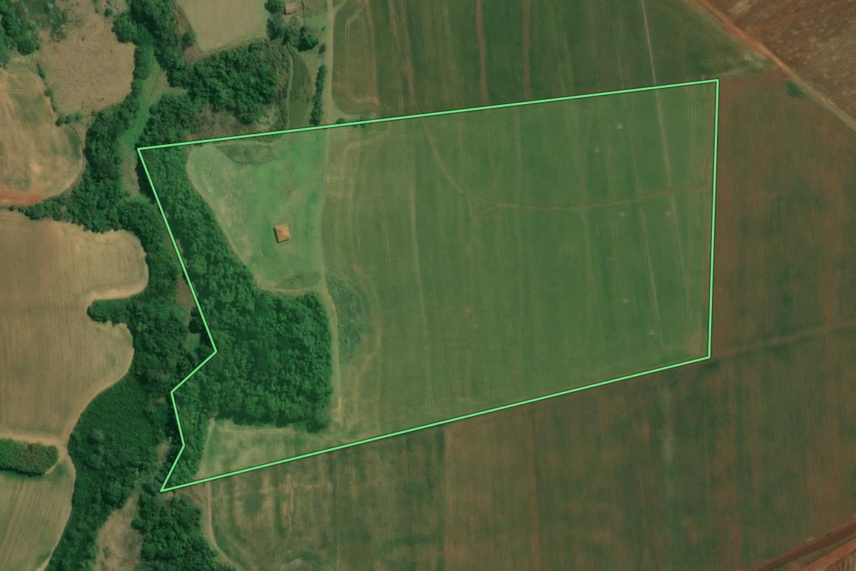 Imagem de satélite do imóvel rural em Boituva (SP), com o contorno declarado no CAR desenhado por cima.