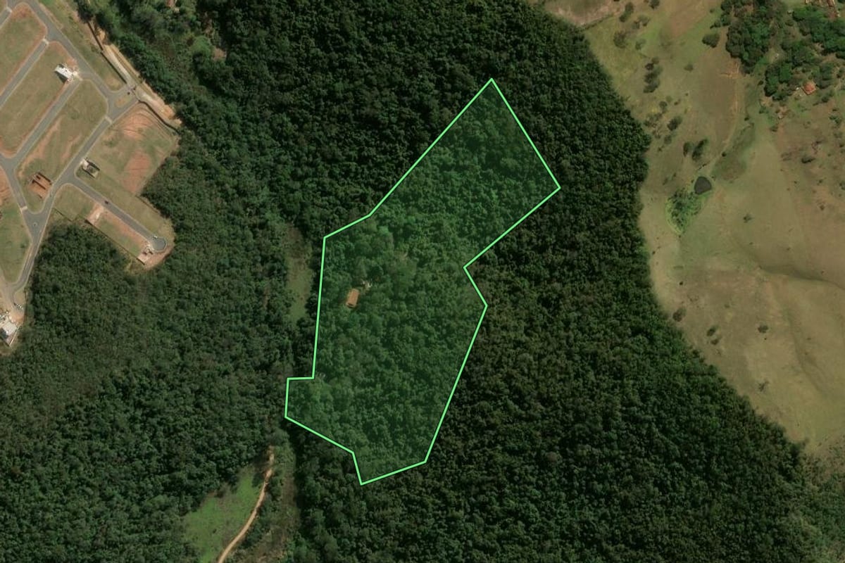 Imagem de satélite do imóvel rural em Bom Jesus dos Perdões (SP), com o contorno declarado no CAR desenhado por cima.