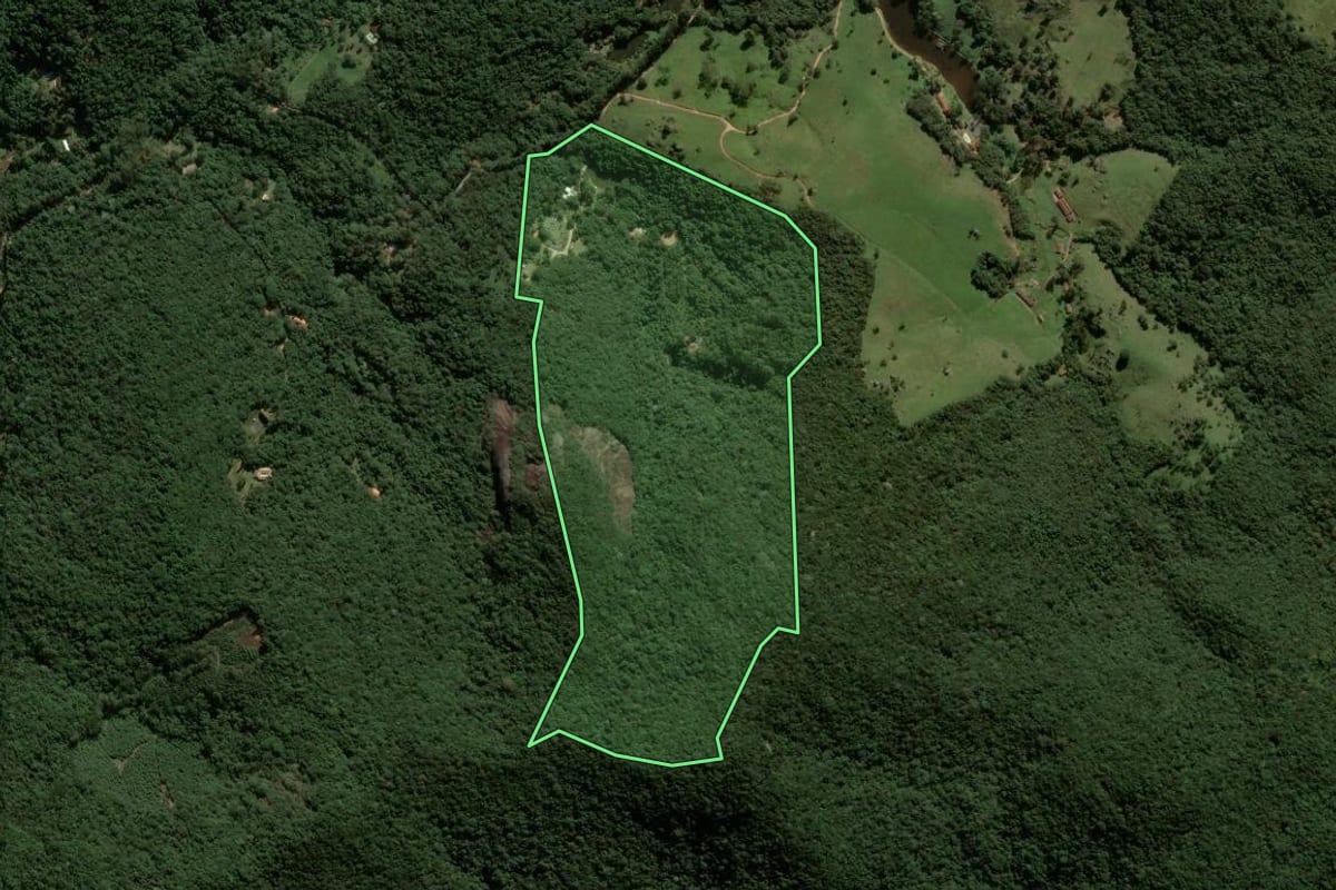 Imagem de satélite do imóvel rural em Bom Jesus dos Perdões (SP), com o contorno declarado no CAR desenhado por cima.