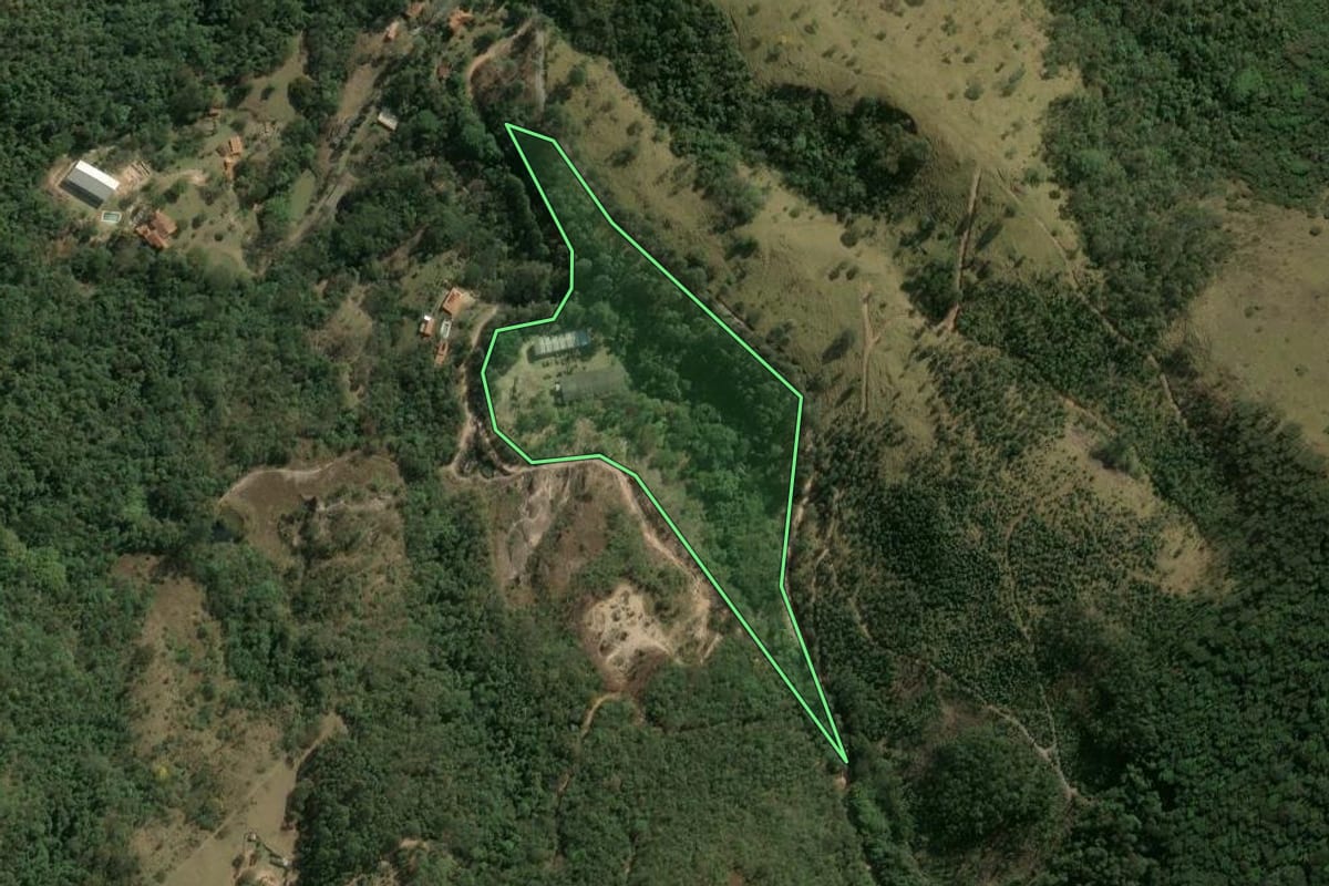Imagem de satélite do imóvel rural em Bom Jesus dos Perdões (SP), com o contorno declarado no CAR desenhado por cima.