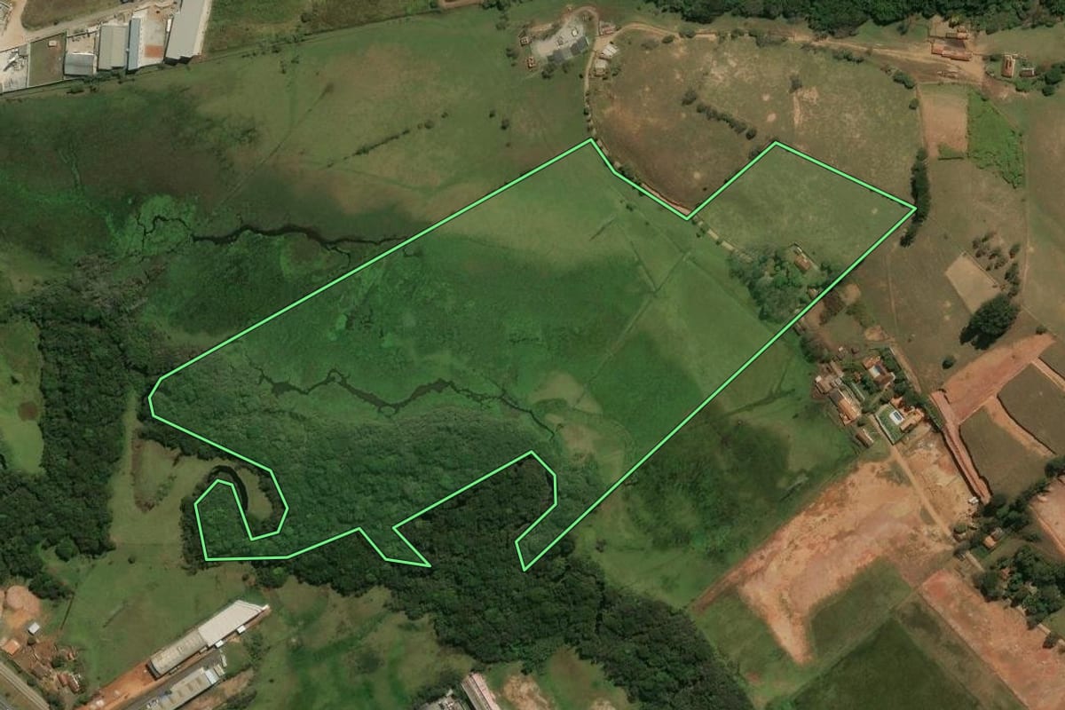Imagem de satélite do imóvel rural em Bom Jesus dos Perdões (SP), com o contorno declarado no CAR desenhado por cima.