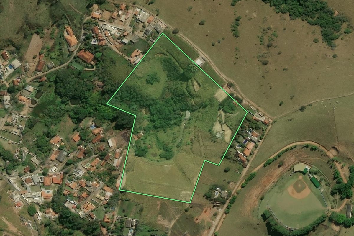 Imagem de satélite do imóvel rural em Bom Jesus dos Perdões (SP), com o contorno declarado no CAR desenhado por cima.