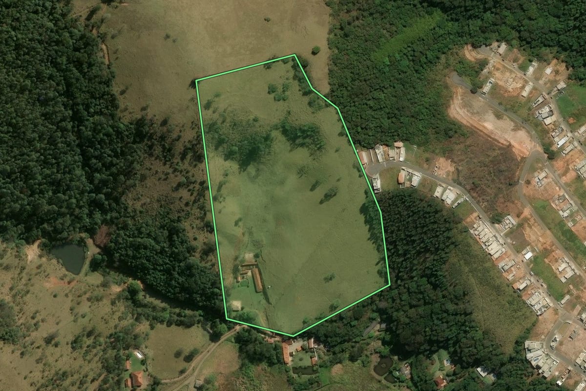 Imagem de satélite do imóvel rural em Bom Jesus dos Perdões (SP), com o contorno declarado no CAR desenhado por cima.