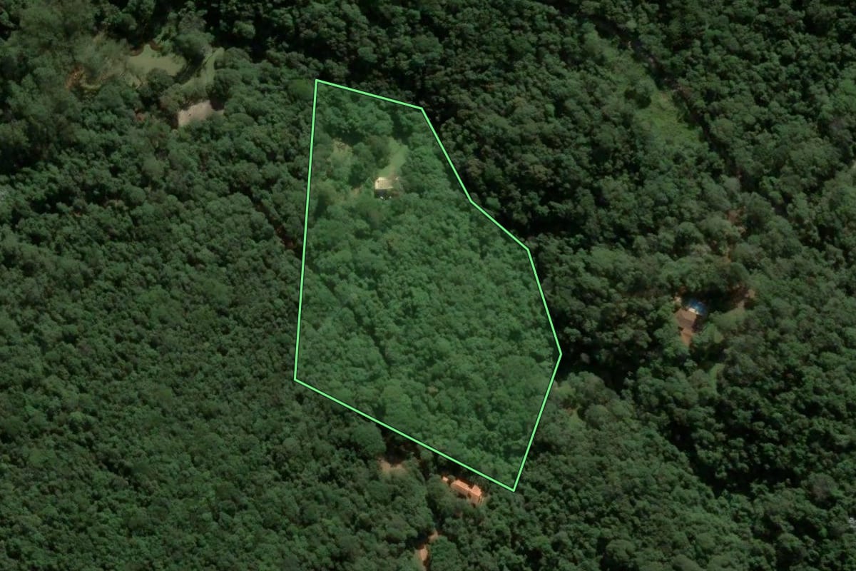 Imagem de satélite do imóvel rural em Bom Jesus dos Perdões (SP), com o contorno declarado no CAR desenhado por cima.