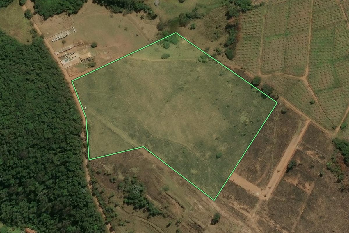 Imagem de satélite do imóvel rural em Bom Jesus dos Perdões (SP), com o contorno declarado no CAR desenhado por cima.