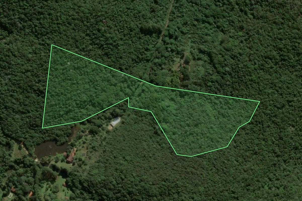 Imagem de satélite do imóvel rural em Bom Jesus dos Perdões (SP), com o contorno declarado no CAR desenhado por cima.