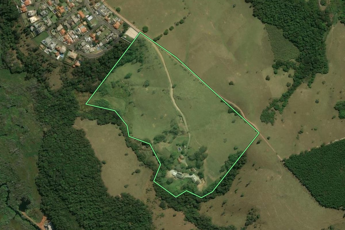 Imagem de satélite do imóvel rural em Bom Jesus dos Perdões (SP), com o contorno declarado no CAR desenhado por cima.