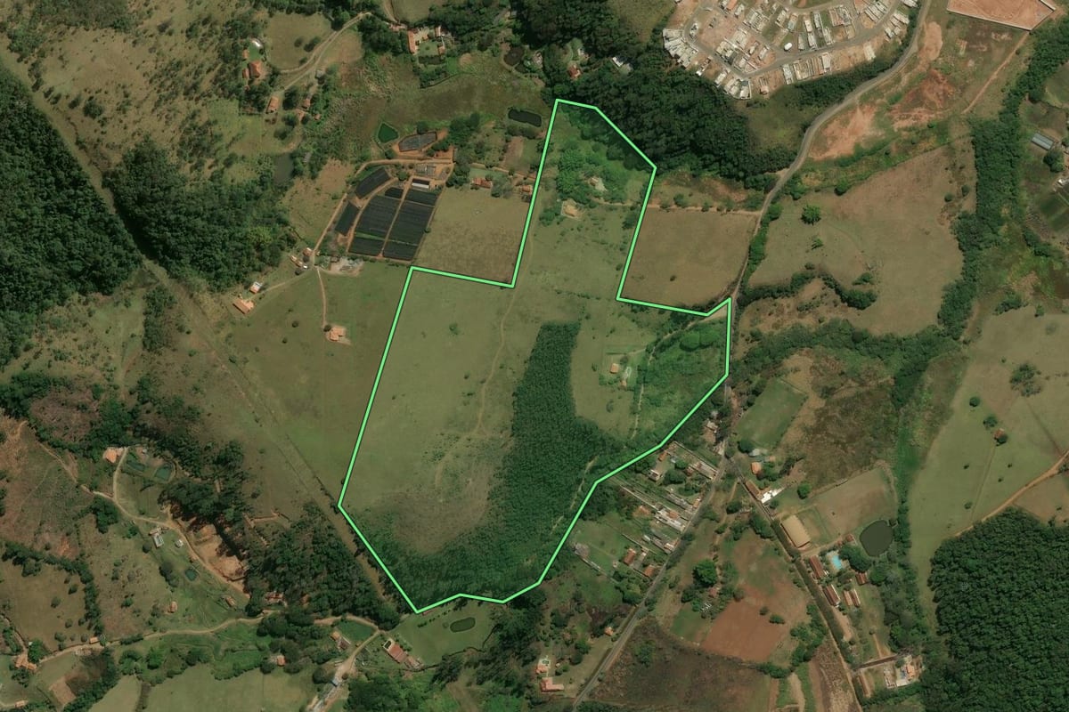 Imagem de satélite do imóvel rural em Bom Jesus dos Perdões (SP), com o contorno declarado no CAR desenhado por cima.