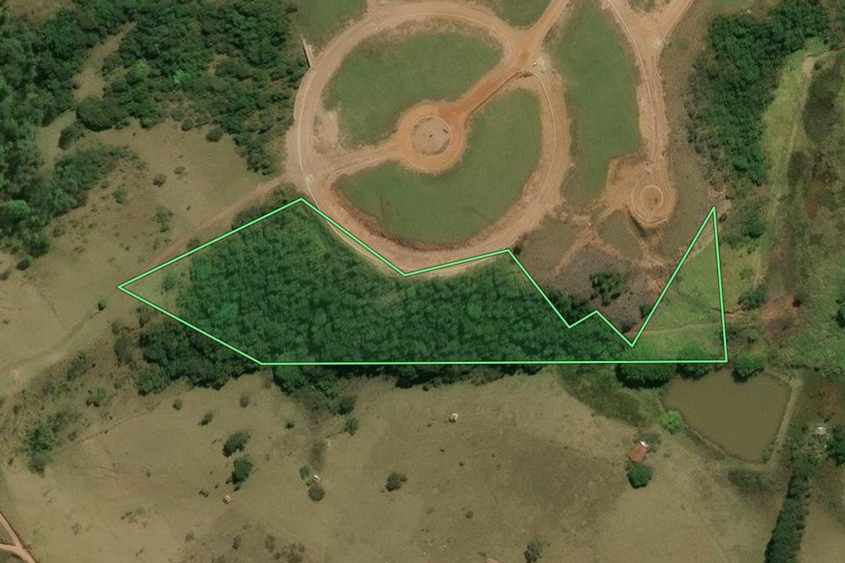 Imagem de satélite do imóvel rural em Bom Jesus dos Perdões (SP), com o contorno declarado no CAR desenhado por cima.
