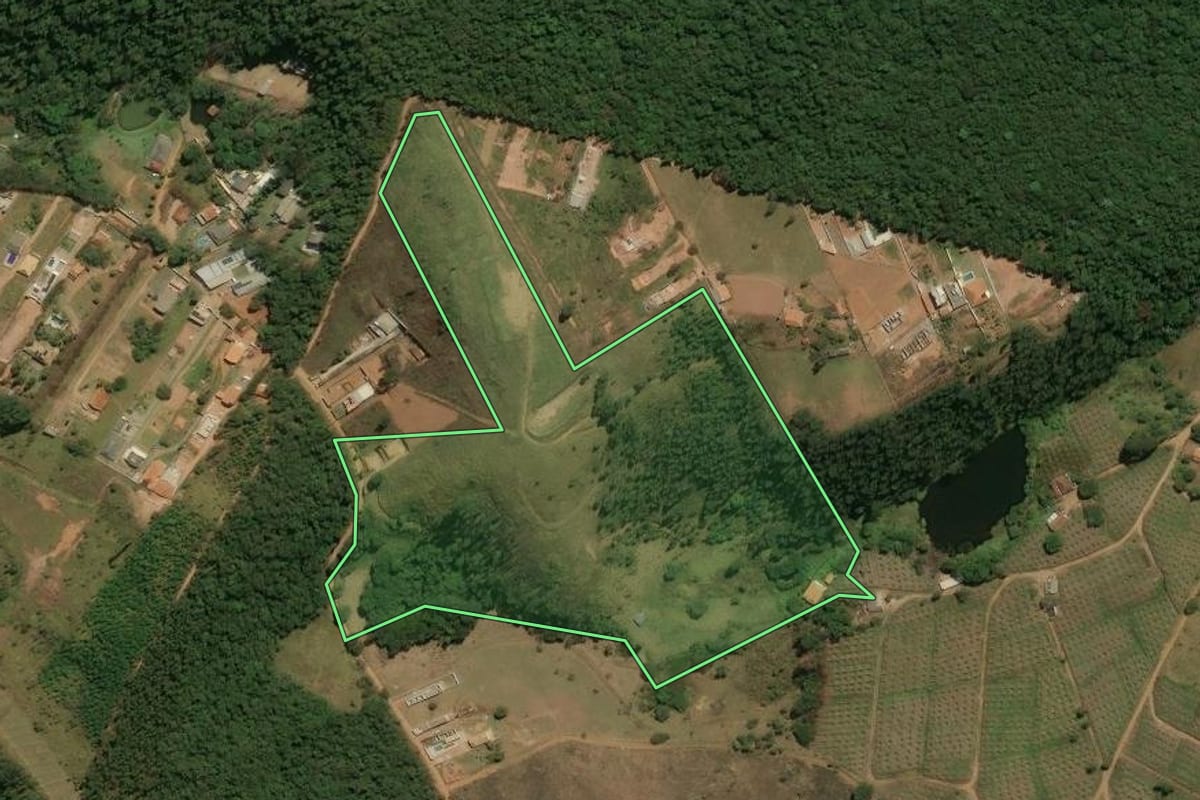 Imagem de satélite do imóvel rural em Bom Jesus dos Perdões (SP), com o contorno declarado no CAR desenhado por cima.