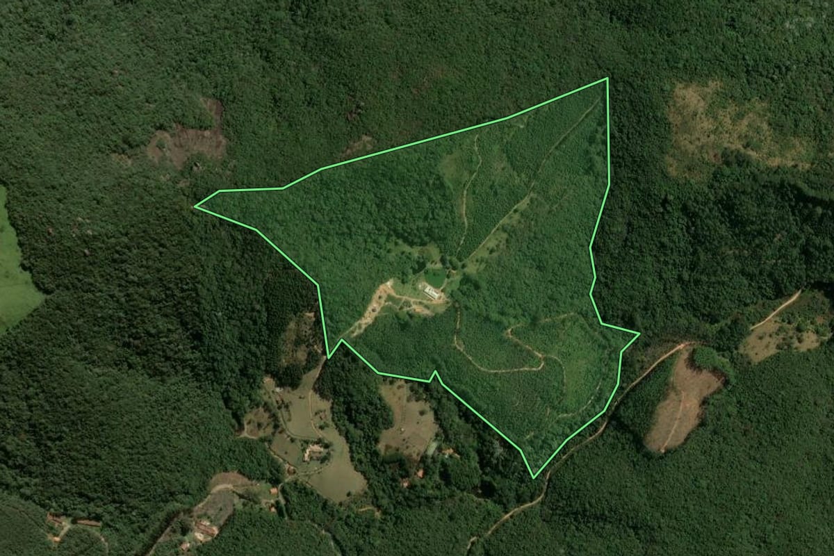 Imagem de satélite do imóvel rural em Bom Jesus dos Perdões (SP), com o contorno declarado no CAR desenhado por cima.