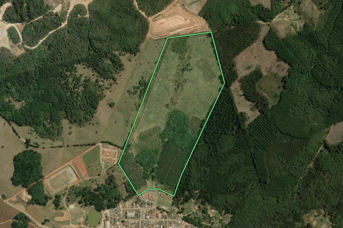 Imagem de satélite do imóvel rural em Bom Sucesso de Itararé (SP), com o contorno declarado no CAR desenhado por cima.