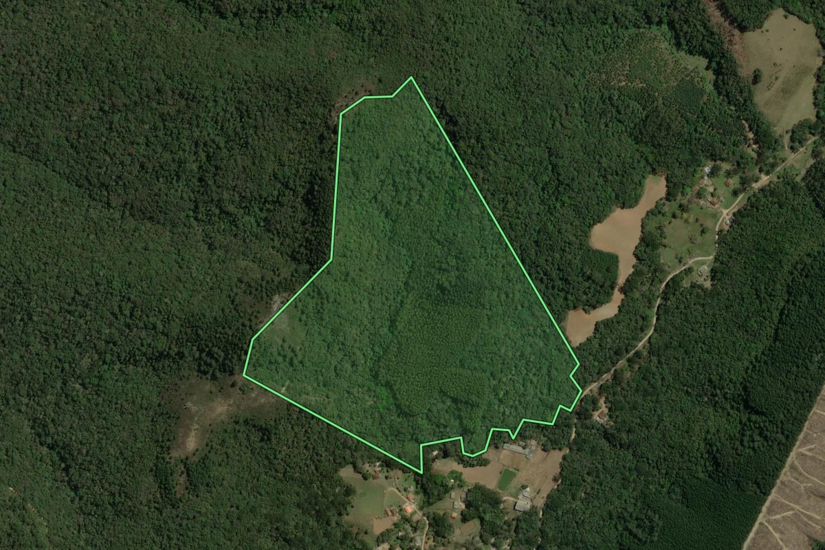 Imagem de satélite do imóvel rural em Bom Sucesso de Itararé (SP), com o contorno declarado no CAR desenhado por cima.