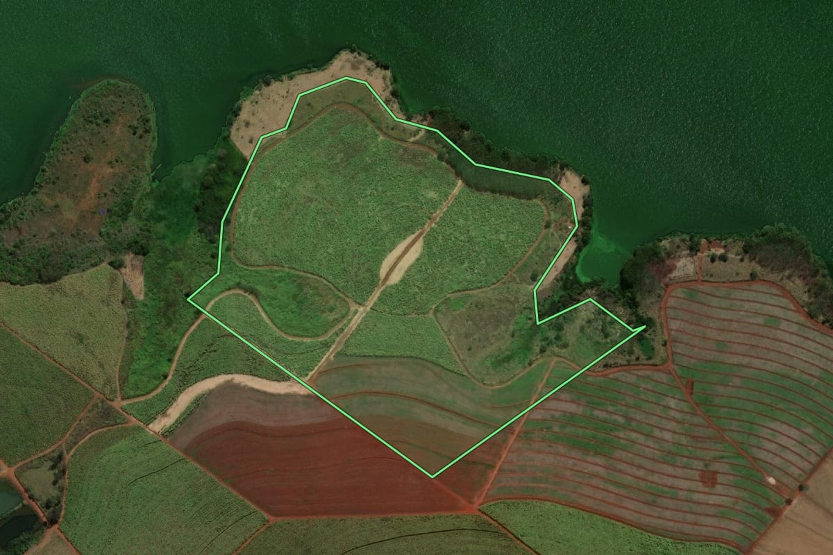 Imagem de satélite do imóvel rural em Boracéia (SP), com o contorno declarado no CAR desenhado por cima.