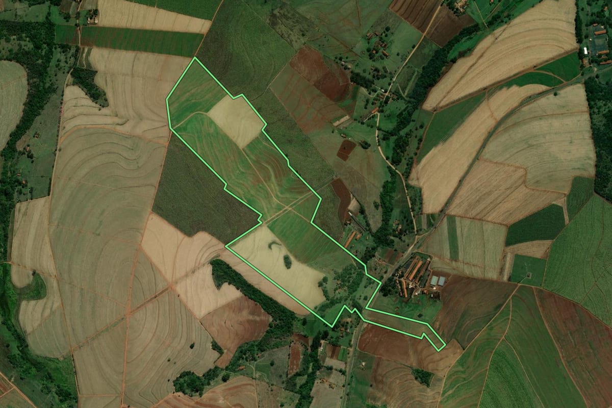 Imagem de satélite do imóvel rural em Boracéia (SP), com o contorno declarado no CAR desenhado por cima.