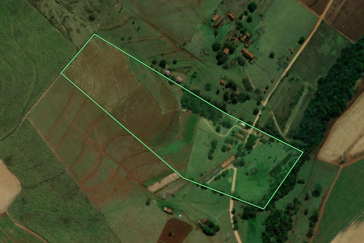 Imagem de satélite do imóvel rural em Boracéia (SP), com o contorno declarado no CAR desenhado por cima.