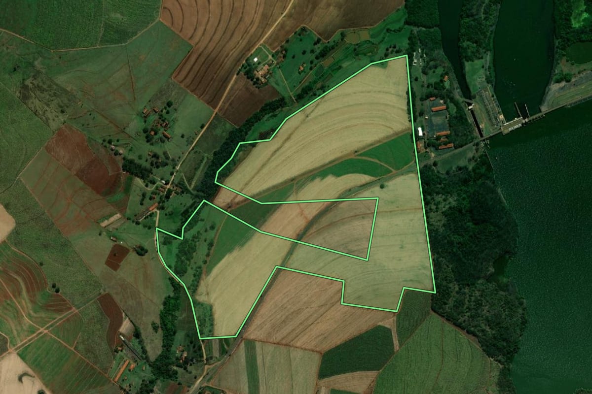Imagem de satélite do imóvel rural em Boracéia (SP), com o contorno declarado no CAR desenhado por cima.