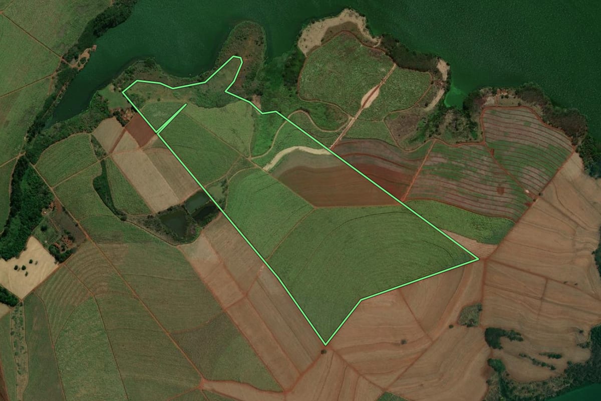 Imagem de satélite do imóvel rural em Boracéia (SP), com o contorno declarado no CAR desenhado por cima.