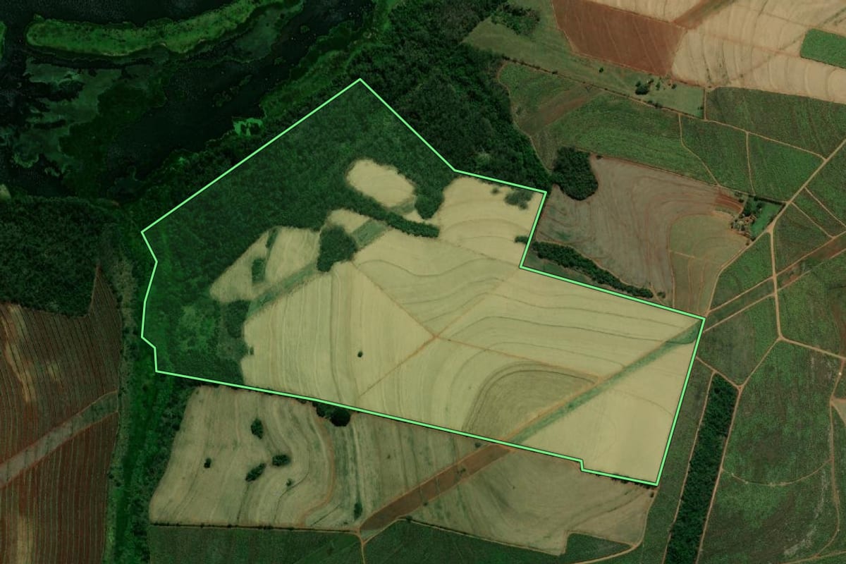 Imagem de satélite do imóvel rural em Boracéia (SP), com o contorno declarado no CAR desenhado por cima.