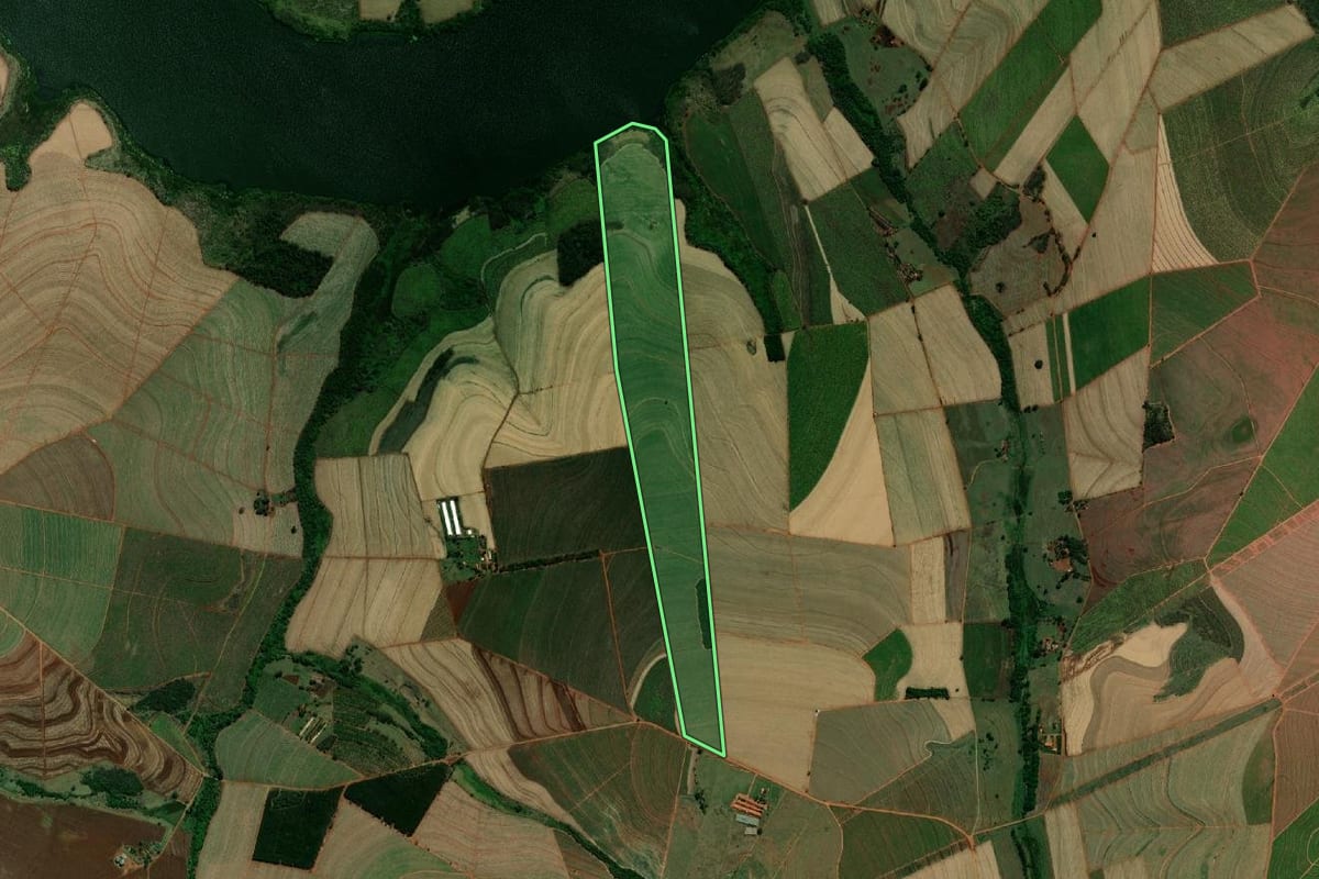 Imagem de satélite do imóvel rural em Boracéia (SP), com o contorno declarado no CAR desenhado por cima.