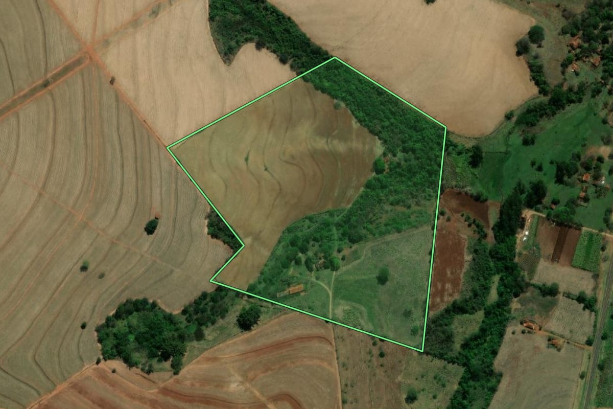 Imagem de satélite do imóvel rural em Boracéia (SP), com o contorno declarado no CAR desenhado por cima.