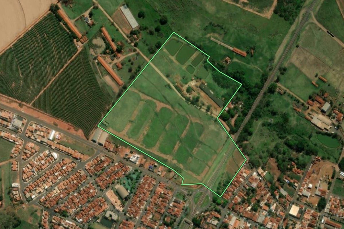 Imagem de satélite do imóvel rural em Boracéia (SP), com o contorno declarado no CAR desenhado por cima.
