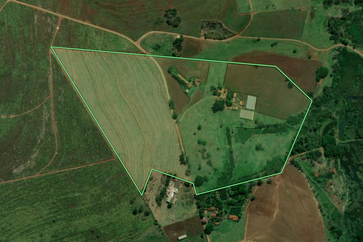 Imagem de satélite do imóvel rural em Boracéia (SP), com o contorno declarado no CAR desenhado por cima.