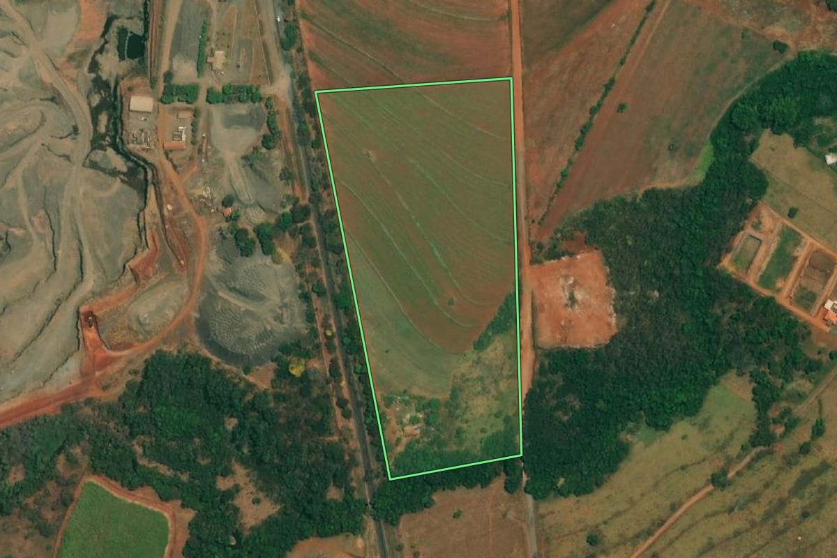 Imagem de satélite do imóvel rural em Borborema (SP), com o contorno declarado no CAR desenhado por cima.