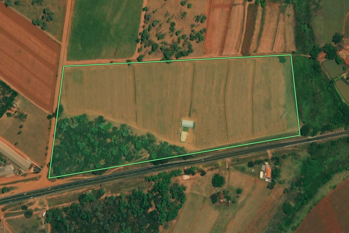 Imagem de satélite do imóvel rural em Borborema (SP), com o contorno declarado no CAR desenhado por cima.
