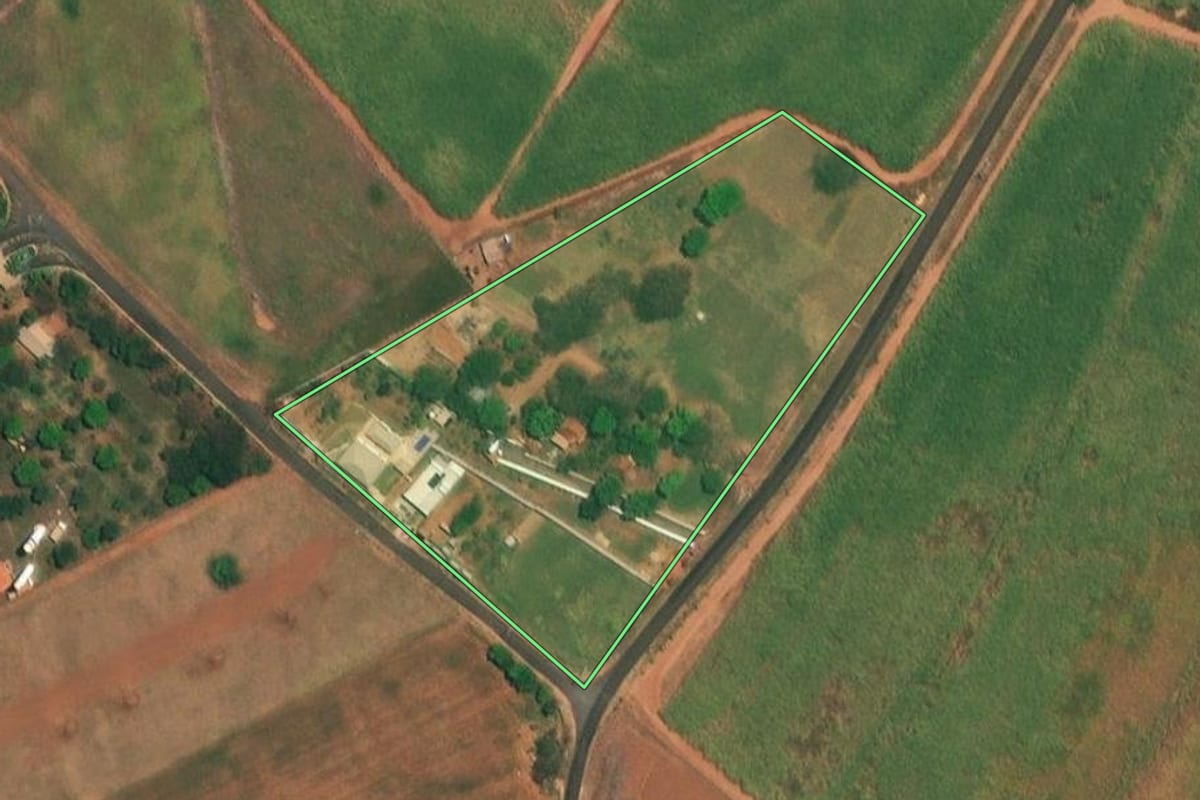Imagem de satélite do imóvel rural em Borborema (SP), com o contorno declarado no CAR desenhado por cima.