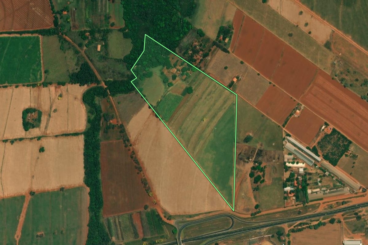 Imagem de satélite do imóvel rural em Borborema (SP), com o contorno declarado no CAR desenhado por cima.