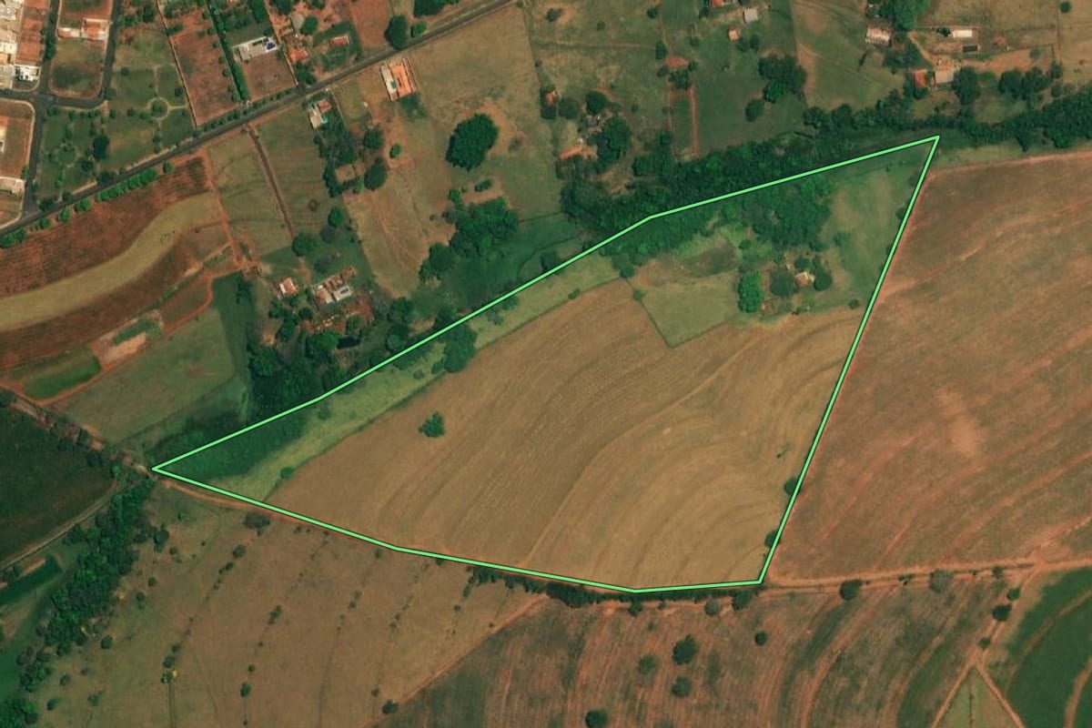 Imagem de satélite do imóvel rural em Borborema (SP), com o contorno declarado no CAR desenhado por cima.