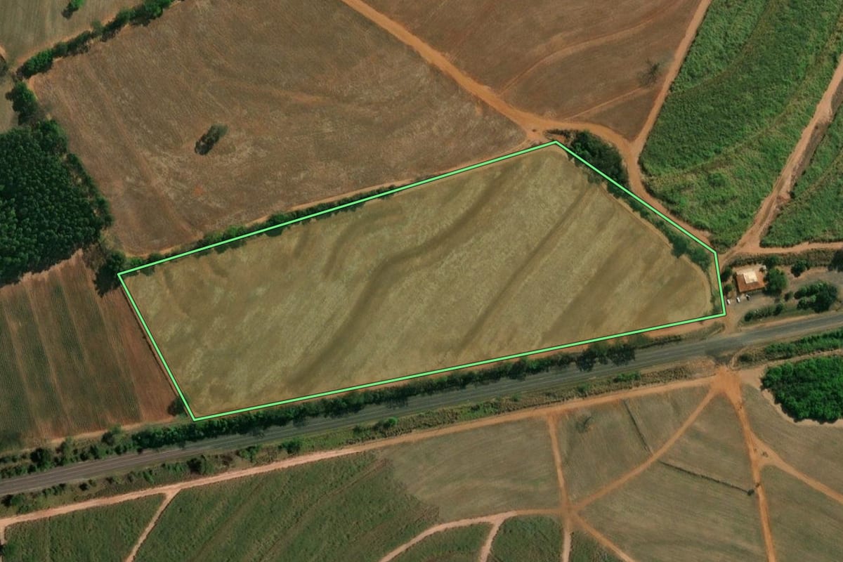 Imagem de satélite do imóvel rural em Borborema (SP), com o contorno declarado no CAR desenhado por cima.