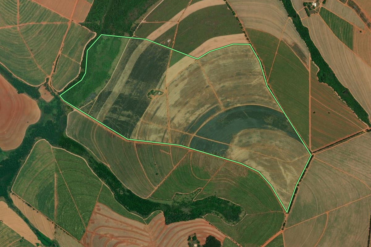 Imagem de satélite do imóvel rural em Borborema (SP), com o contorno declarado no CAR desenhado por cima.