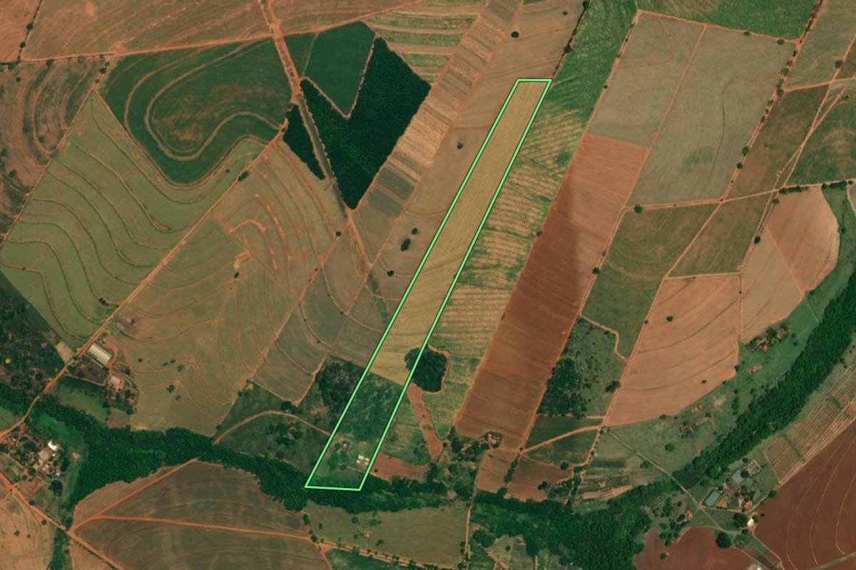 Imagem de satélite do imóvel rural em Borborema (SP), com o contorno declarado no CAR desenhado por cima.