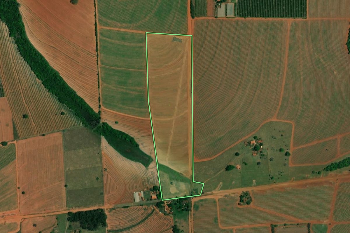 Imagem de satélite do imóvel rural em Borborema (SP), com o contorno declarado no CAR desenhado por cima.