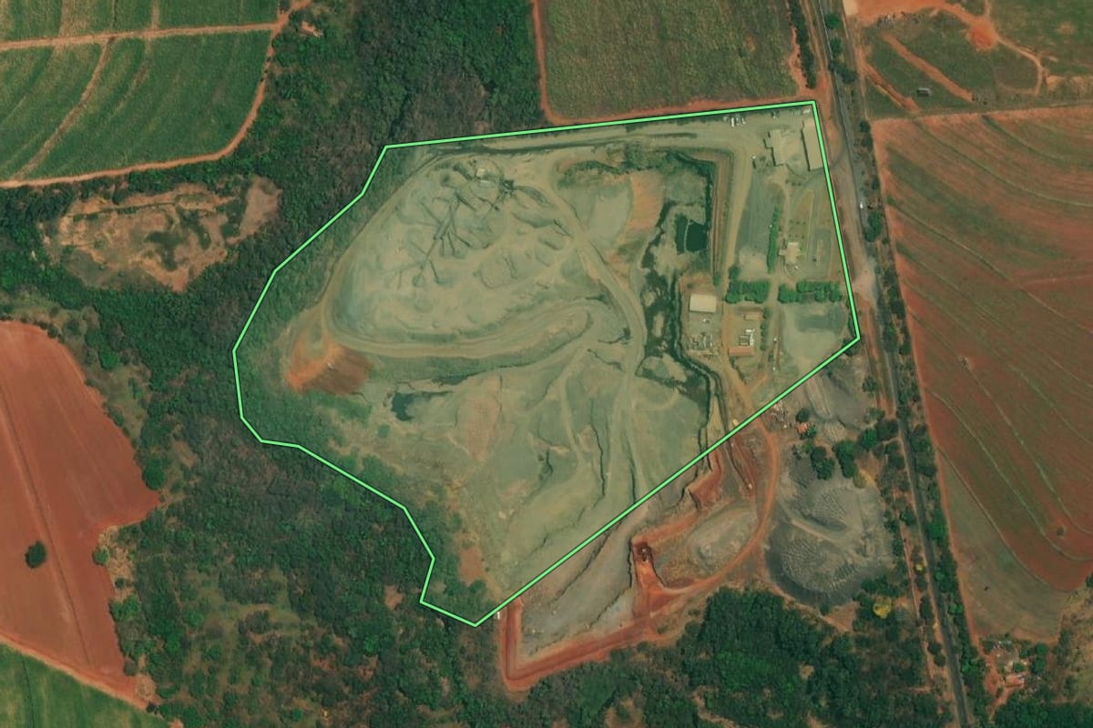 Imagem de satélite do imóvel rural em Borborema (SP), com o contorno declarado no CAR desenhado por cima.