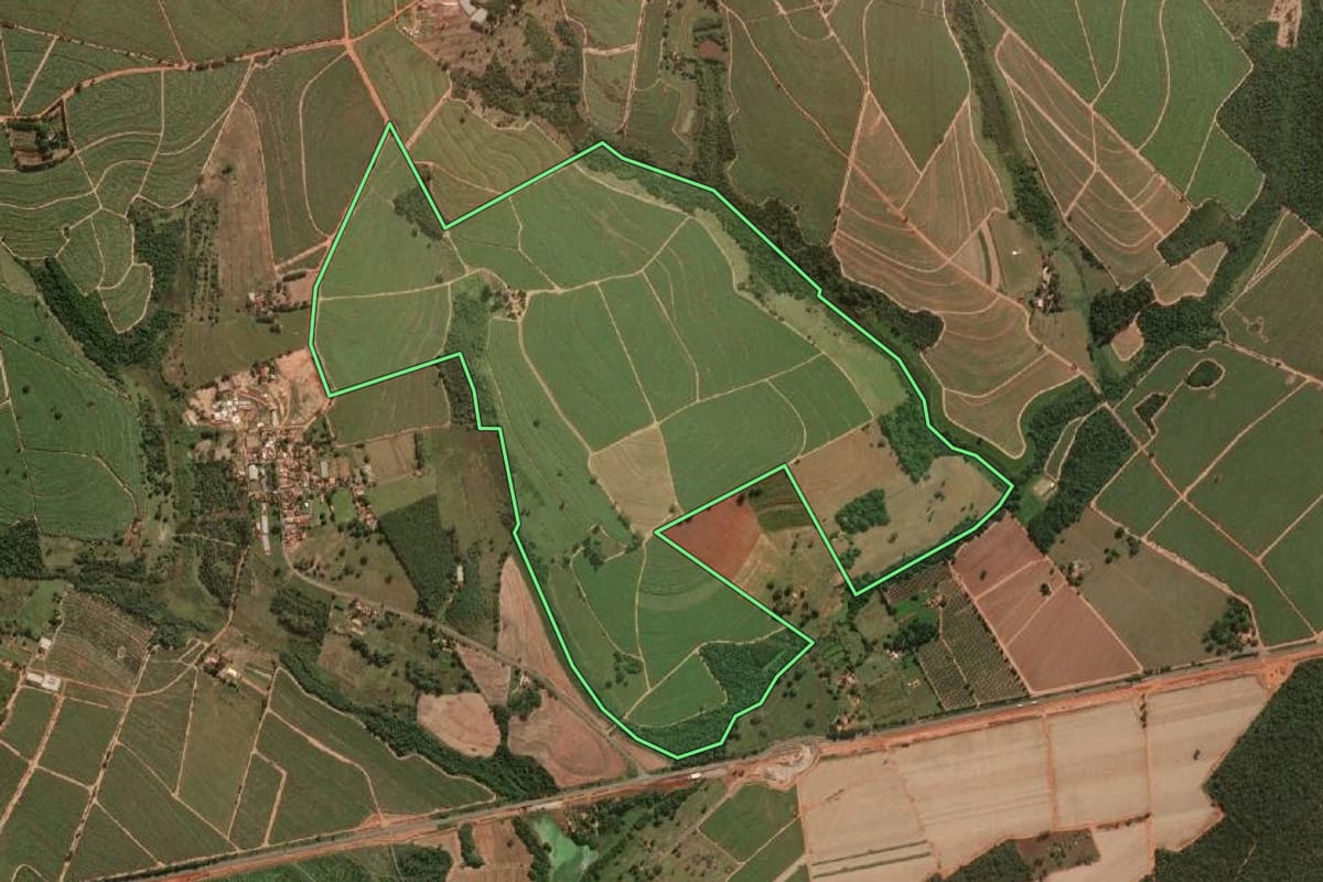 Imagem de satélite do imóvel rural em Borborema (SP), com o contorno declarado no CAR desenhado por cima.
