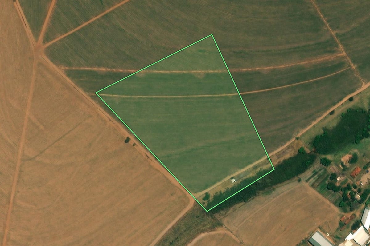 Imagem de satélite do imóvel rural em Borborema (SP), com o contorno declarado no CAR desenhado por cima.