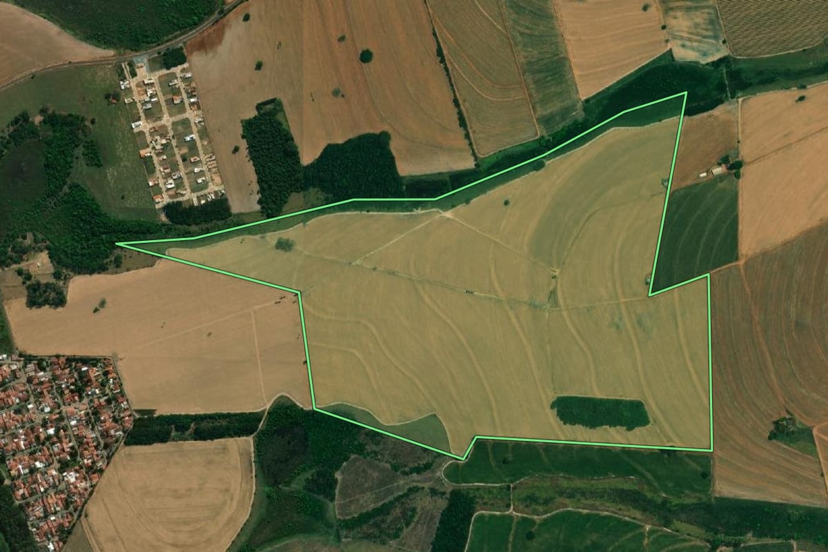 Imagem de satélite do imóvel rural em Borborema (SP), com o contorno declarado no CAR desenhado por cima.