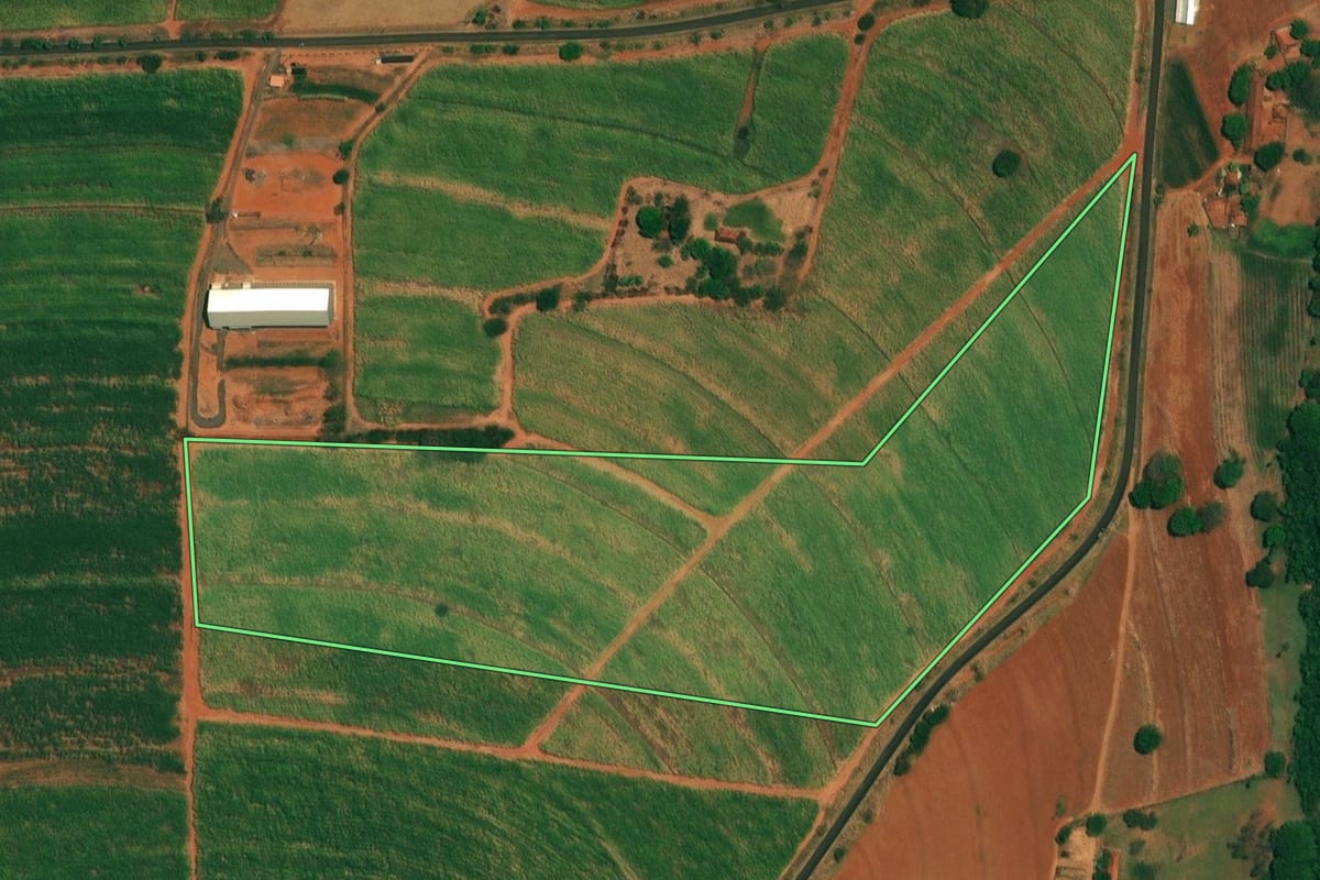 Imagem de satélite do imóvel rural em Borborema (SP), com o contorno declarado no CAR desenhado por cima.