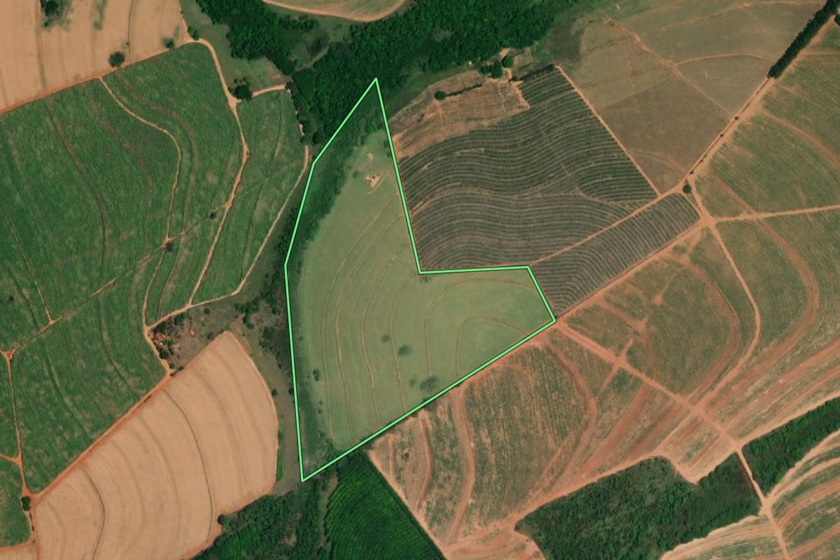 Imagem de satélite do imóvel rural em Borborema (SP), com o contorno declarado no CAR desenhado por cima.