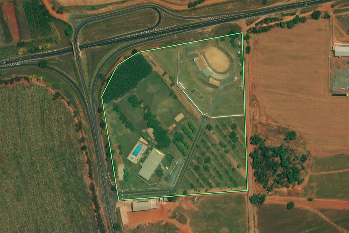 Imagem de satélite do imóvel rural em Borborema (SP), com o contorno declarado no CAR desenhado por cima.