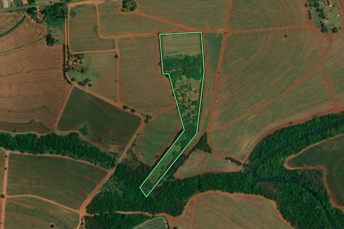 Imagem de satélite do imóvel rural em Borborema (SP), com o contorno declarado no CAR desenhado por cima.
